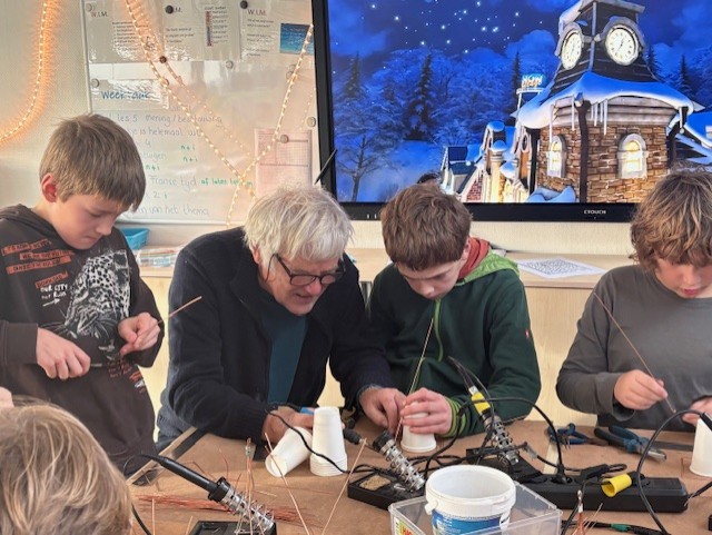 Gastles Techniekhuis: kerstboompje solderen